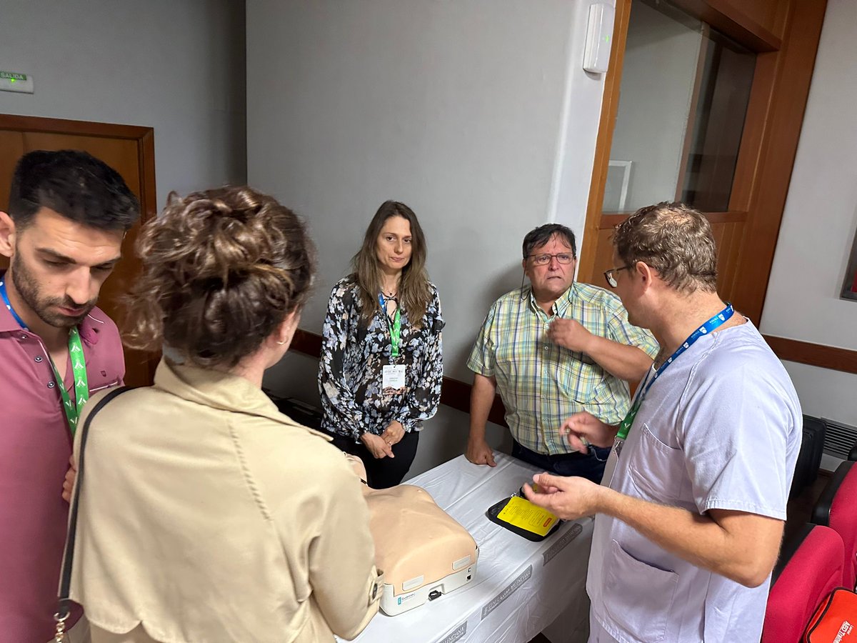 En las Jornadas de Clausura de la #AVAIC 2024 el grupo de intensivistas expertos en reanimación del Hospital de Sagunto realizaron un taller de RCP para médicos y enfermeras