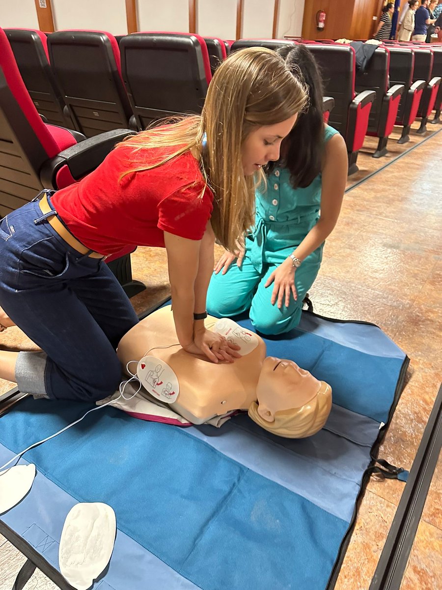 AVAIC_1's tweet photo. En las Jornadas de Clausura de la #AVAIC 2024 el grupo de intensivistas expertos en reanimación del Hospital de Sagunto realizaron un taller de RCP para médicos y enfermeras https://t.co/8uAk1G6CCQ
