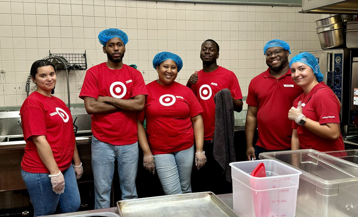 What a fulfilling event today partnering with #CHiPS to feed 400+ members of the community. Truly proud of this team for putting in the work to make such a direct impact to those in need! 💪🏼🎯 #T3429 #WorkSomewhereYouLove <a href="/MikeCasolino/">M</a>