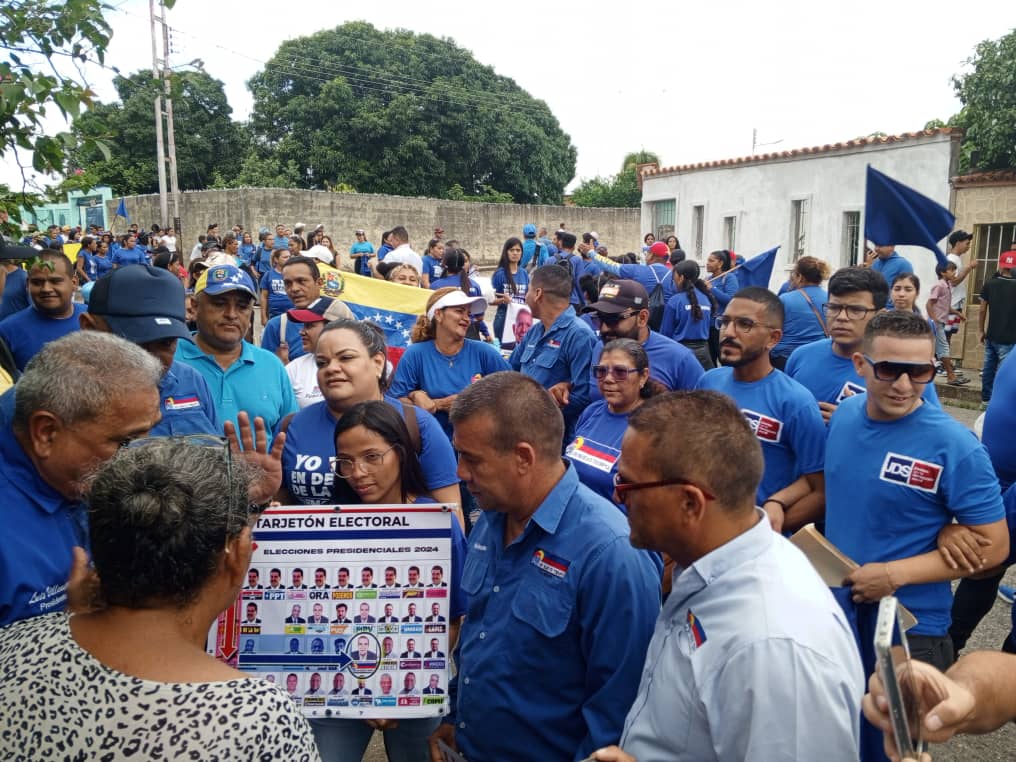 JDSUNTCOJEDES's tweet photo. La lucha continúa y la JDS no se detiene. Hoy #14junio las calles de #Tinaco resonaron con nuestra voz. Junto a Nstro Pdte @VillanuevaUNT, en compañía del alcalde de #LimaBlanco Pedro Luis llevamos la esperanza de un cambio a cada rincón de #Vzla✊ #28Julio #EdmundoPaTodoElMundo. https://t.co/S35G5B5aUp