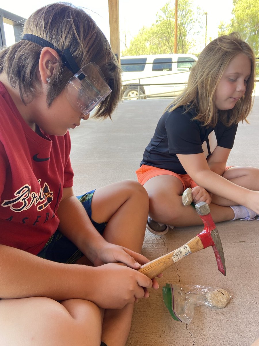 CynthiaZukowski's tweet image. Rock Day at Camp Curiosity. #CrackingGeodes. #MakingGeodes. #LearningRocks ⁦@MarathonTxLib⁩ ⁦@CynthiaZukowski⁩ ⁦@tharkey⁩
