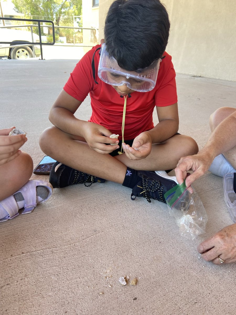 CynthiaZukowski's tweet image. Rock Day at Camp Curiosity. #CrackingGeodes. #MakingGeodes. #LearningRocks ⁦@MarathonTxLib⁩ ⁦@CynthiaZukowski⁩ ⁦@tharkey⁩