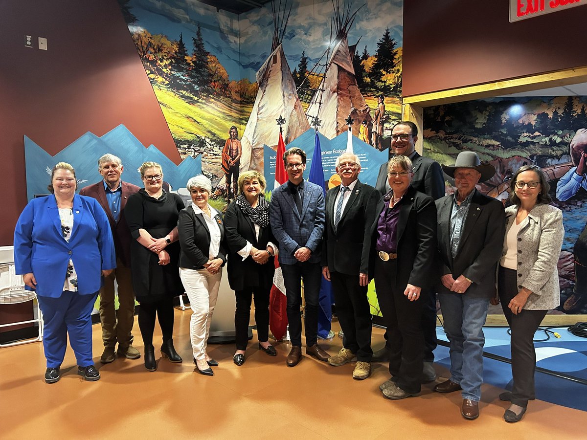 JasonNixonAB's tweet photo. Today I was pleased to welcome my colleague Minister @nateglubish and federal Minister @Gudie to the Rocky Mountain House National Historic Site to announce a $150 million investment in broadband internet for rural Alberta. This partnership will connect 14,400 households to reliable Internet, including 2000 more households here in Clearwater County. #ableg