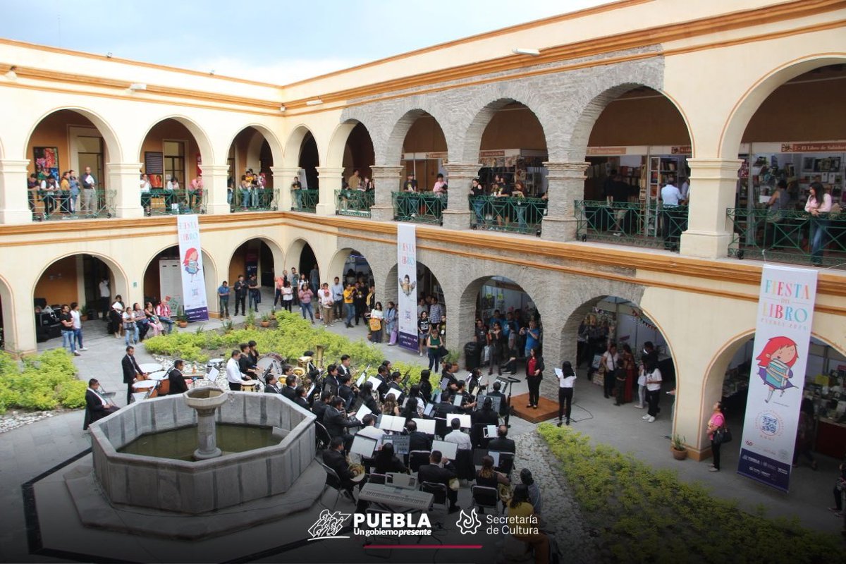 CulturaGobPue's tweet photo. #AñoDelLibroYLaLectura 📚| En la #FiestaDelLibro2024 🥳 tuvimos la participación de la Banda Sinfónica #Cecamba 🎶, quienes deleitaron al público asistente con un extraordinario repertorio musical. https://t.co/UaQ8IuiMcf