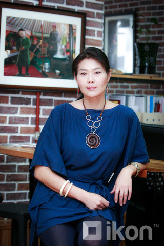 Миний сонголт - 02: Ц.Уянга 

. . . Улаанбаатарын унаган иргэн энэ гал цогтой бүсгүй ямар бэрхшээл байгааг олж харж чаддаг түүнийгээ боловсролд өргөн ашигладаг эсрэгцүүлэх замаар асуултын хэлбэрийг биш агуулгыг олохыг шаарддаг "curtain question" аргаар илэрхийлдэг. Түүнийг нь