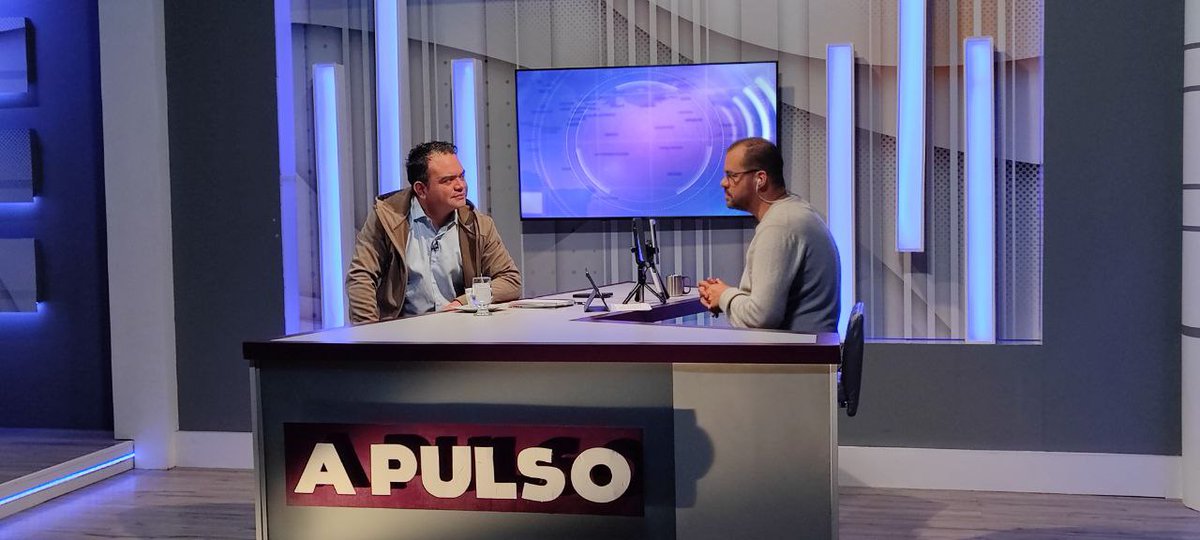 VTVcanal8's tweet photo. #EnFoto📷| Diputado de la AN @_CarlosMogollon expresó que la Ley Orgánica del Poder Popular viene con el fin de hacer leyes más sencillas, facilitar los trámites, impulsar el sistema económico.

#VenezuelaYSuGenteBella https://t.co/yhnO64oaiv