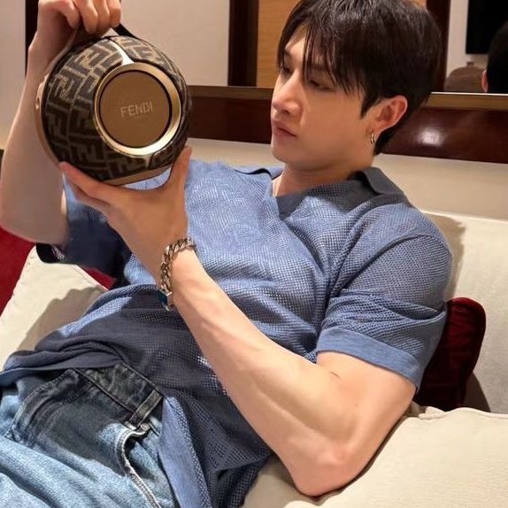 backsdoors's tweet image. no cause what happened here. WHEN DID HE GET SO BUFF