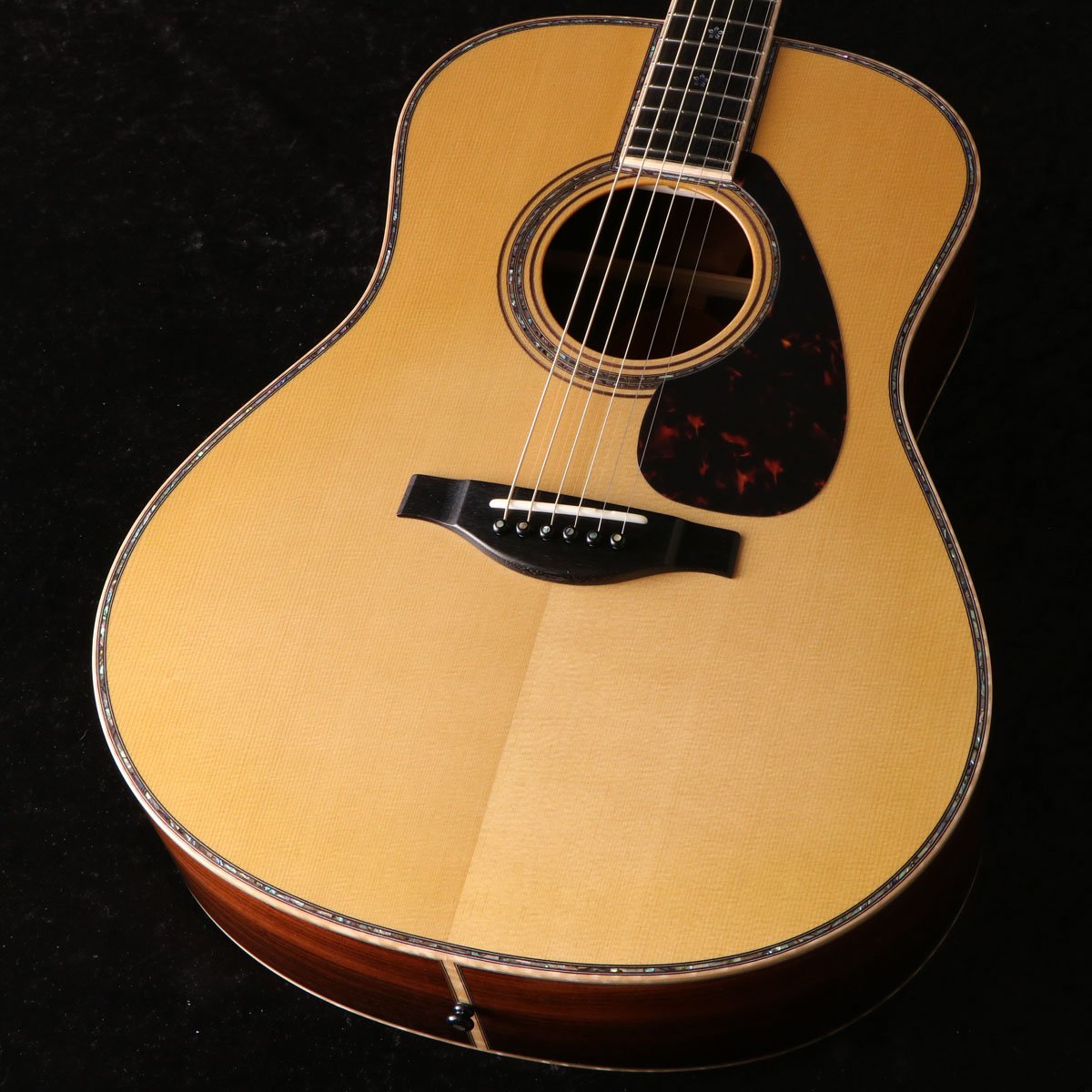 ishibashichamz's tweet photo. 御茶ノ水本店です。

新入荷！
YAMAHA / LL86 CUSTOM A.R.E【S/N 245】【御茶ノ水HARVEST_GUITARS】
https://t.co/ywZQXvvjNo

厳選された木材を使用し、熟練したクラフトマンが作り上げるハンドメイドの極みとも言えるモデル。

#yamaha
#ll86
#アコギ https://t.co/Ruehq24agN