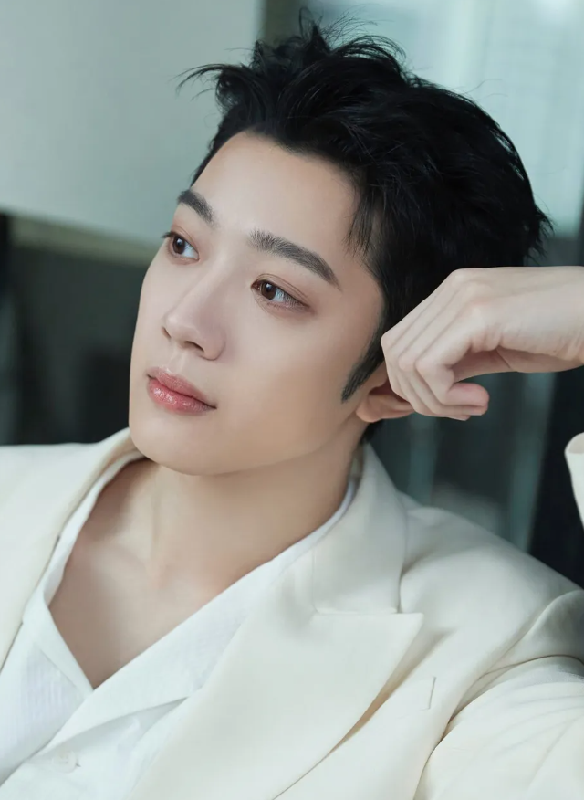 AllenCalliope_'s tweet photo. Former Cube Entertainment Idol Announces His Retirement From Celebrity Life

Former WANNA ONE member Lai Guanlin has decided to retire from his celebrity life. On June 14, he shared the news with his followers on Weibo. After careful consideration, he is changing his career path. His social media will now be managed by his team as he transitions. While his new career direction was not specified, there are rumors of him pursuing a career as a movie director. Fans have expressed their disappointment but also sent their best wishes to him. Guanlin was a contestant on Produce 101 and debuted with WANNA ONE. Following a legal dispute with Cube Entertainment in 2019, he successfully terminated his contract and moved to China to continue his career. In 2021, he made his directorial debut with the short film Em Chu Em Nie Zi Bo under the name Edward Lai, receiving recognition for his work. This marks a new beginning for his alternative career path.