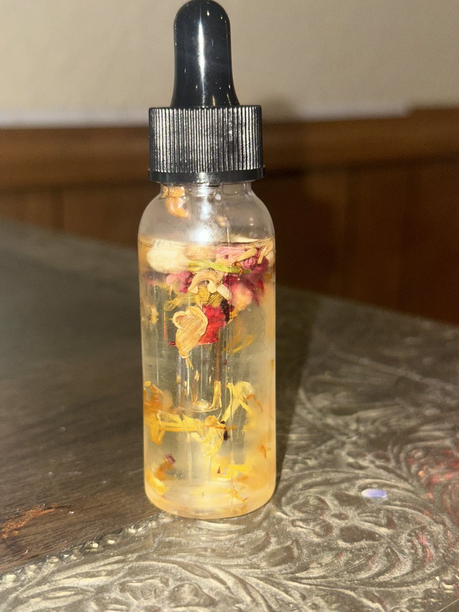 MEDIUMROSEE's tweet photo. NEW PRODUCT ❗️: SEXY AS A MF 🍑🏋️‍♀️ weight loss oil! This oil, is intended to help you lose weight and gain weight in all the right places. Bigger boobs, big ass, slim waist, small back, removes stretch marks, impurities, &amp; MORE! Gives you a glowing skin effect as well 😍 https://t.co/9REDqD6Q2l