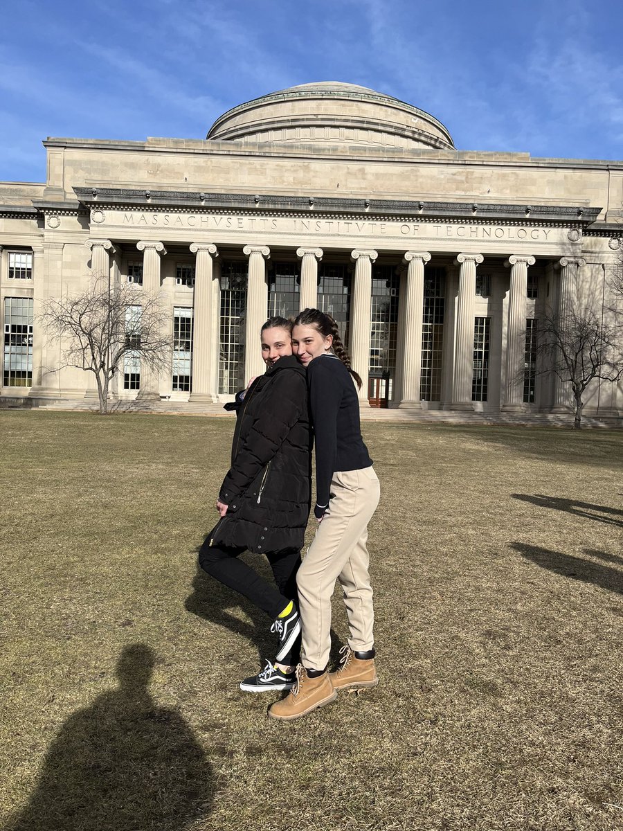 magaa06_'s tweet image. europa devolveme a sofía por favor 🥲🥲🥲🥲 la extraño mucho. 

(amiga si ves esto quiero que sepas que la próxima q viajas mejor que sea así: