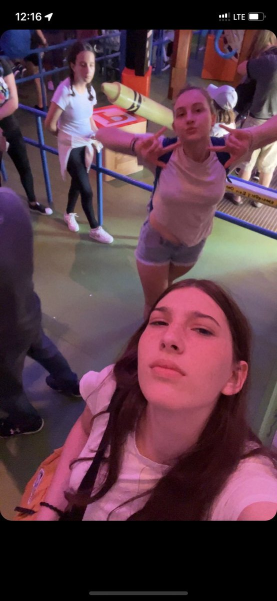 magaa06_'s tweet image. europa devolveme a sofía por favor 🥲🥲🥲🥲 la extraño mucho. 

(amiga si ves esto quiero que sepas que la próxima q viajas mejor que sea así: