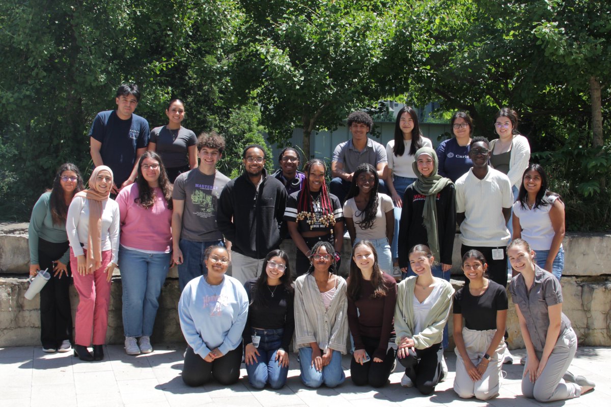 UCCancerCenter's tweet image. Last day of orientation for our summer trainees—and they’re still smiling! Stay tuned for highlights from our TENTH year of cancer research pathway programs. We have a lot to celebrate! #ChicagoEYESonCancer #ACS_DICR #researcHStart @NICHD_NIH