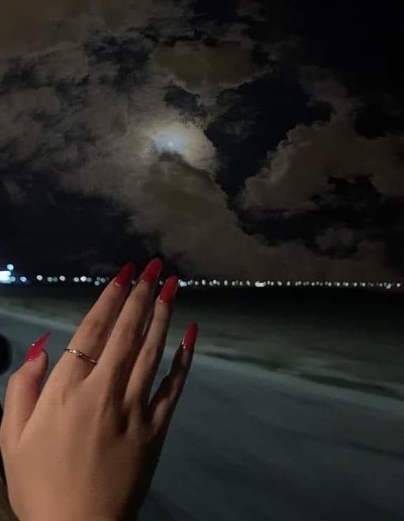 SallyIHabib's tweet photo. طريق طويل ،ليل ،قمر و اغنية 🌕🖤🎶 https://t.co/BuSWxpJR7P