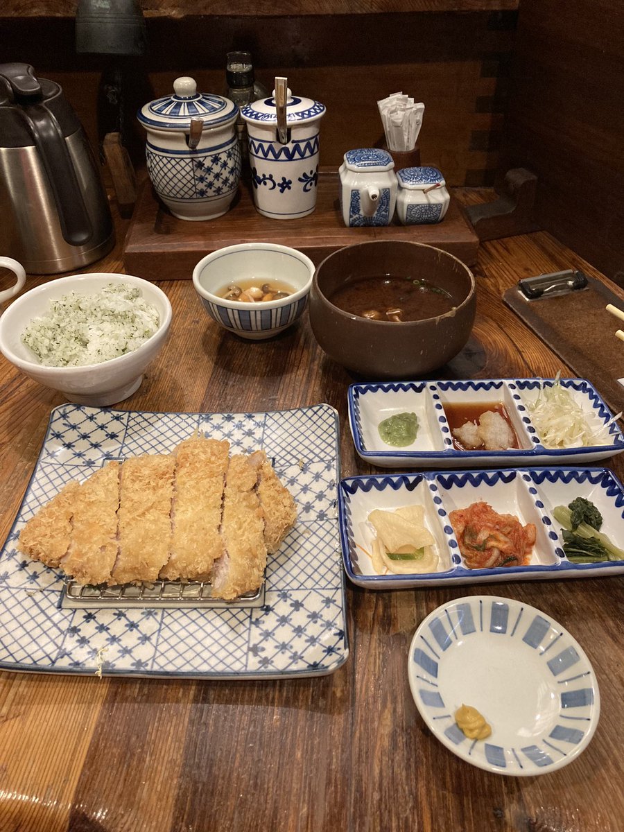 muraken1969's tweet photo. #水道橋 #かつ吉 #とんかつ

岩中豚ロースかつ定食 特上180gです

さすがかつ吉、完璧な揚げ具合
やはり岩中豚は間違いない！
抜群の美味しさです
特上には茎わさびや大根おろし、ネギ塩が付くのも嬉しい
そして青紫蘇ごはんが美味しい😋
無限に食べれる気がしますがお代わりはお茶碗半分が限界です😵 https://t.co/Y681nGIU8H