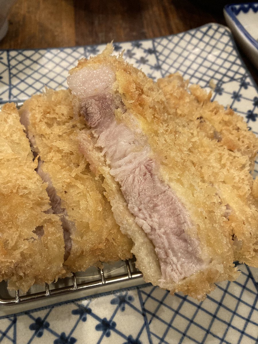 muraken1969's tweet photo. #水道橋 #かつ吉 #とんかつ

岩中豚ロースかつ定食 特上180gです

さすがかつ吉、完璧な揚げ具合
やはり岩中豚は間違いない！
抜群の美味しさです
特上には茎わさびや大根おろし、ネギ塩が付くのも嬉しい
そして青紫蘇ごはんが美味しい😋
無限に食べれる気がしますがお代わりはお茶碗半分が限界です😵 https://t.co/Y681nGIU8H