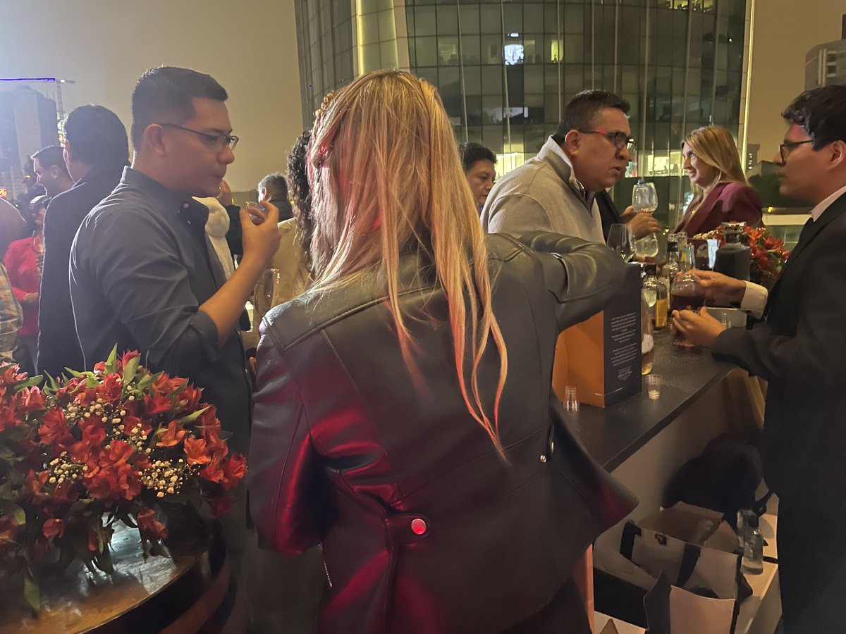 ronmillonariope's tweet photo. Un evento inolvidable del @scotiabankpe Este fin de semana, tuvimos el honor de presentar nuestro galardonado ron peruano en un evento exclusivo que demostró por qué somos los mejores. Kuytchi, deslumbró a todos los asistentes #RonPeruano #MillonarioKuytchi #PeruvianRum https://t.co/BDbWcyqfD2