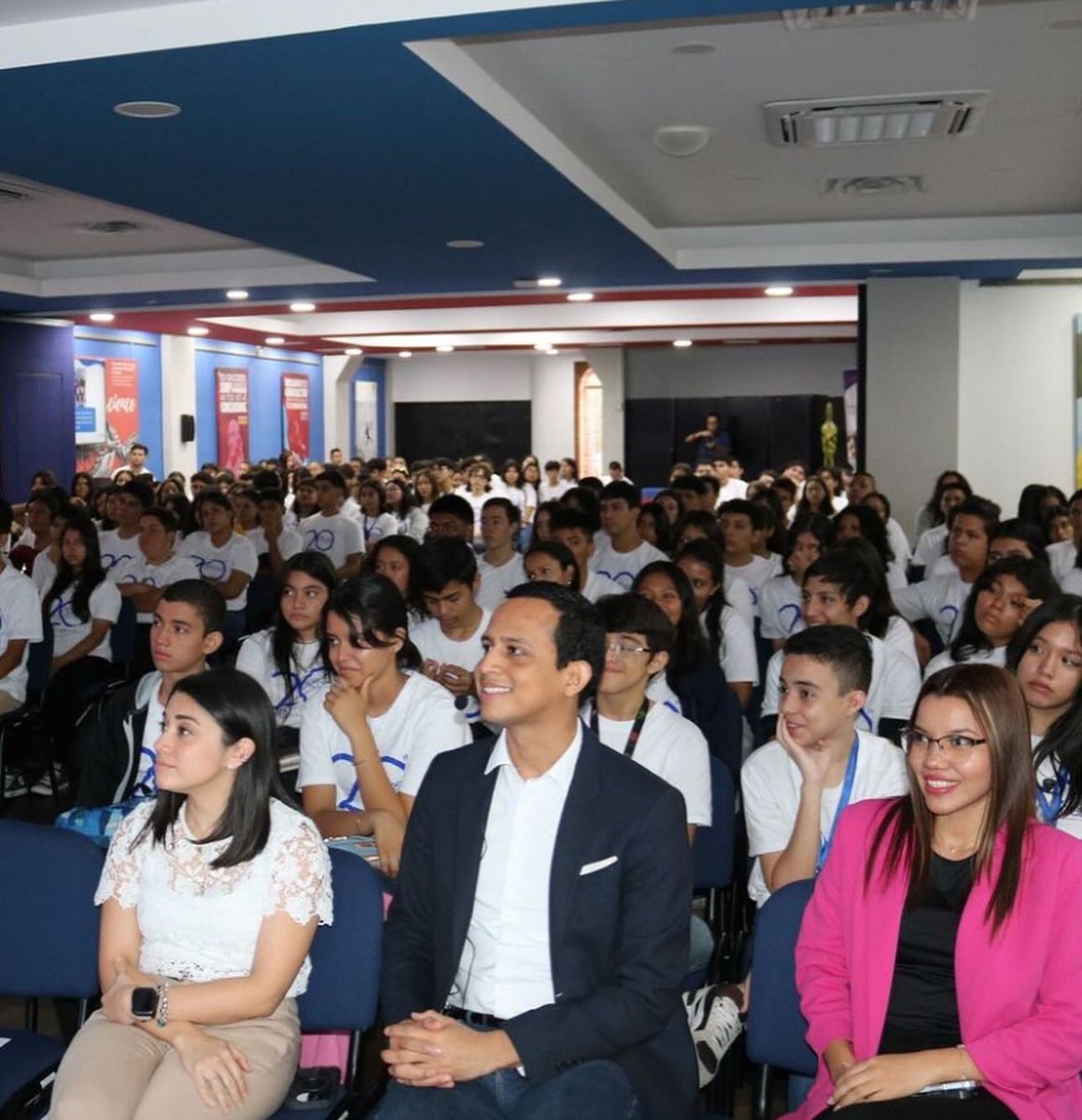 EnnerEmilio's tweet image. 🌟 Honored to speak at the Next Year Raising Event for the 20th anniversary of the US English Access Program in El Salvador! 🇸🇻✨ Shared my 15-year journey and gratitude for my support system with 200+ students. #NextYearRaising #EnglishAccessProgram