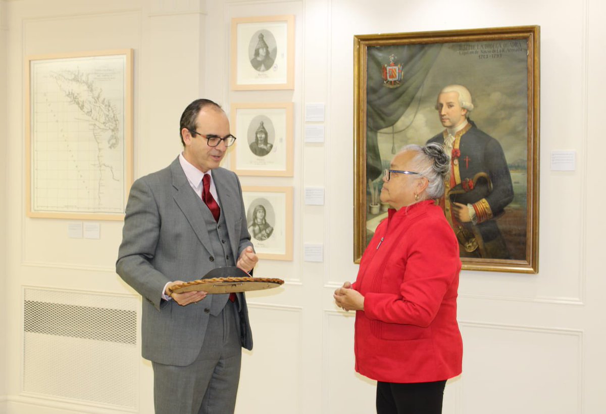 EmbEspCanada's tweet photo. Emocionante encuentro con la Presidenta de la Land of Maquinna Cultural de #Nutka con quien hemos recordado la llegada del explorador 🇪🇸 Juan Pérez a la Costa Oeste de 🇨🇦 hace 250 años.

Exciting meeting with the President of the Land of Maquinna Cultural of #Nutka with whom we remembered the arrival of the 🇪🇸 explorer  Juan Perez to the West Coast of 🇨🇦 250 years ago.