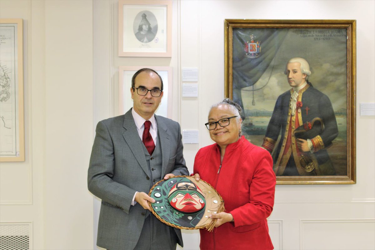 EmbEspCanada's tweet photo. Emocionante encuentro con la Presidenta de la Land of Maquinna Cultural de #Nutka con quien hemos recordado la llegada del explorador 🇪🇸 Juan Pérez a la Costa Oeste de 🇨🇦 hace 250 años.

Exciting meeting with the President of the Land of Maquinna Cultural of #Nutka with whom we remembered the arrival of the 🇪🇸 explorer  Juan Perez to the West Coast of 🇨🇦 250 years ago.
