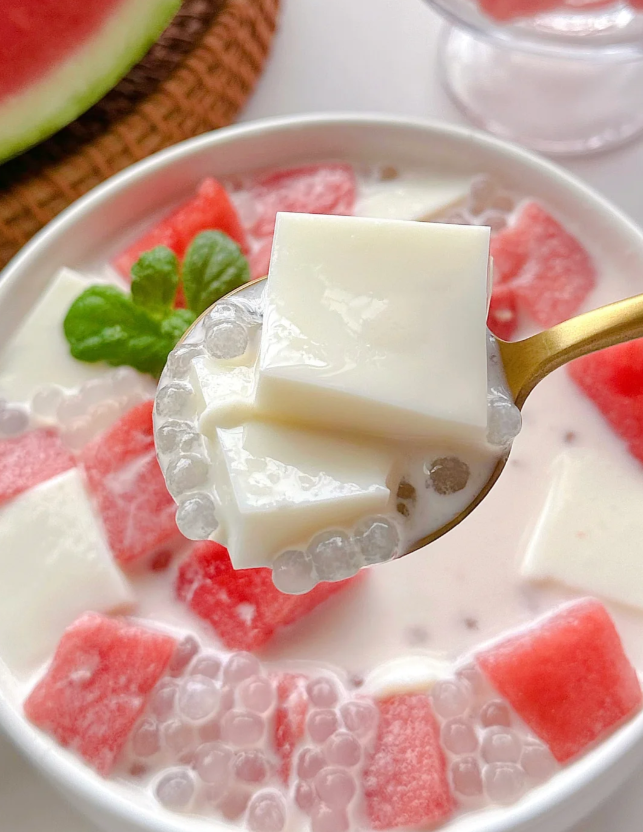 It must be very refreshing to eat a cup of watermelon sago in summer😊😊