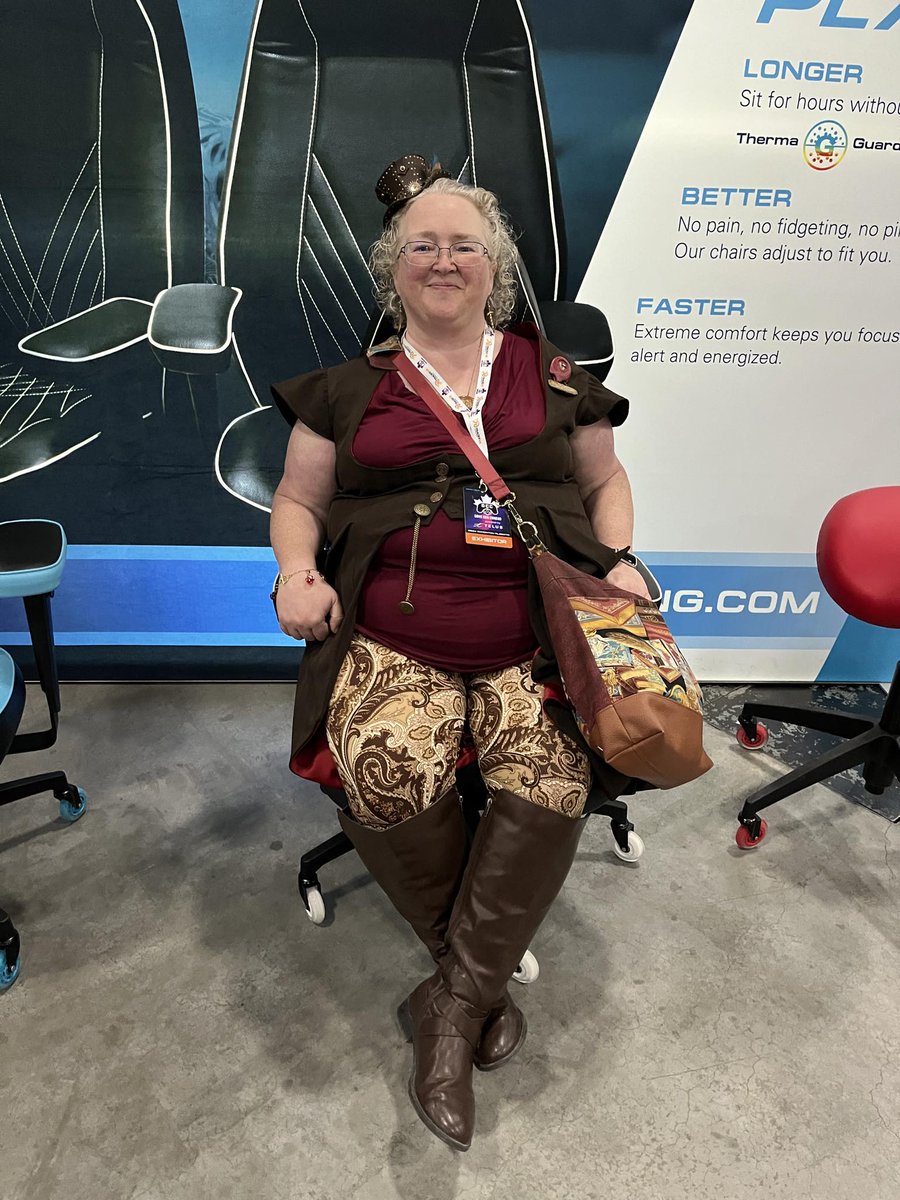 Took a load off our feet at the end of the first day of <a href="/gameconcanada/">GameConCanada</a> in one of the uber comfy chairs at the <a href="/LFGamingChairs/">LF Gaming Chairs</a> booth. 
#GCC  #YEG