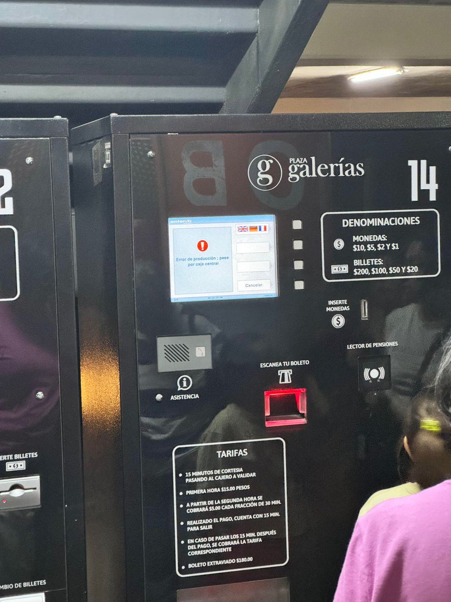 Usuarios reportan que las máquinas de cobro de la <a href="/GaleriasGDL/">Galerías Guadalajara</a> no están en funcionamiento por lo que no pueden salir y además, les está aumentando la tarifa #DenunciaZMG