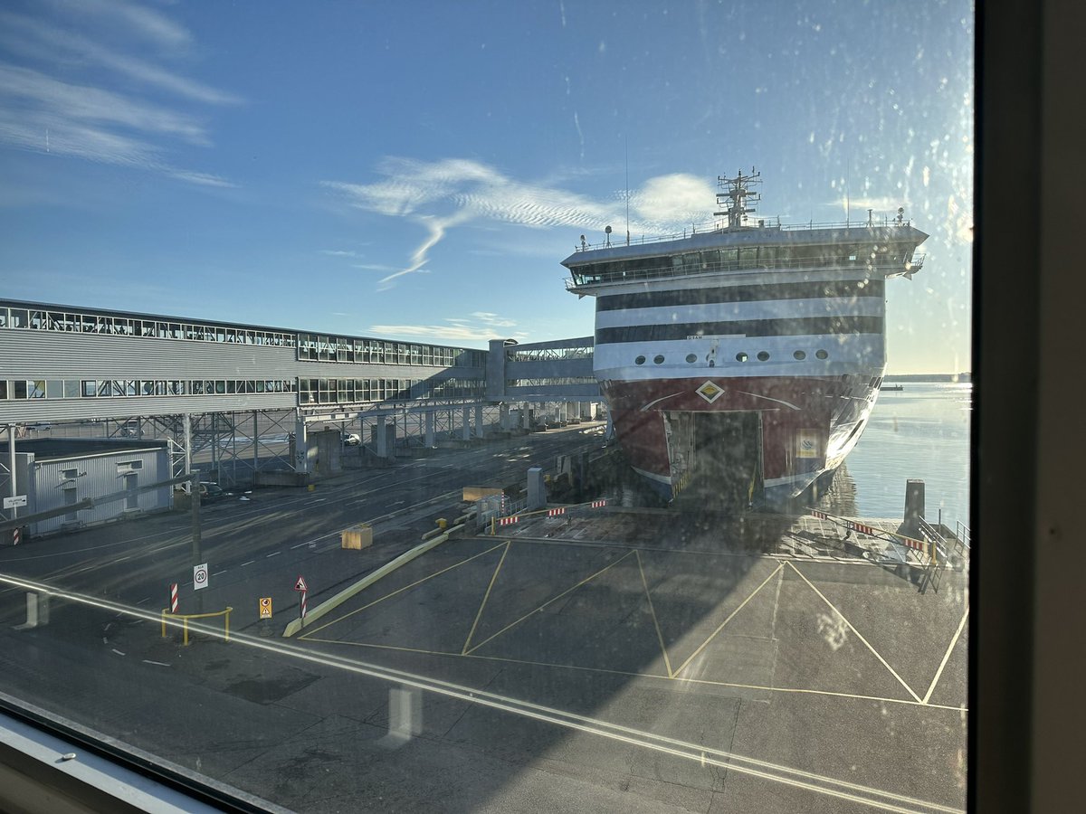 monchaboy's tweet photo. на концерт сходил, теперь можно и на пароме покататься 🚢 #VikingLine #XPRS в Финляндию на денёк, погулять https://t.co/IBYenEXfow