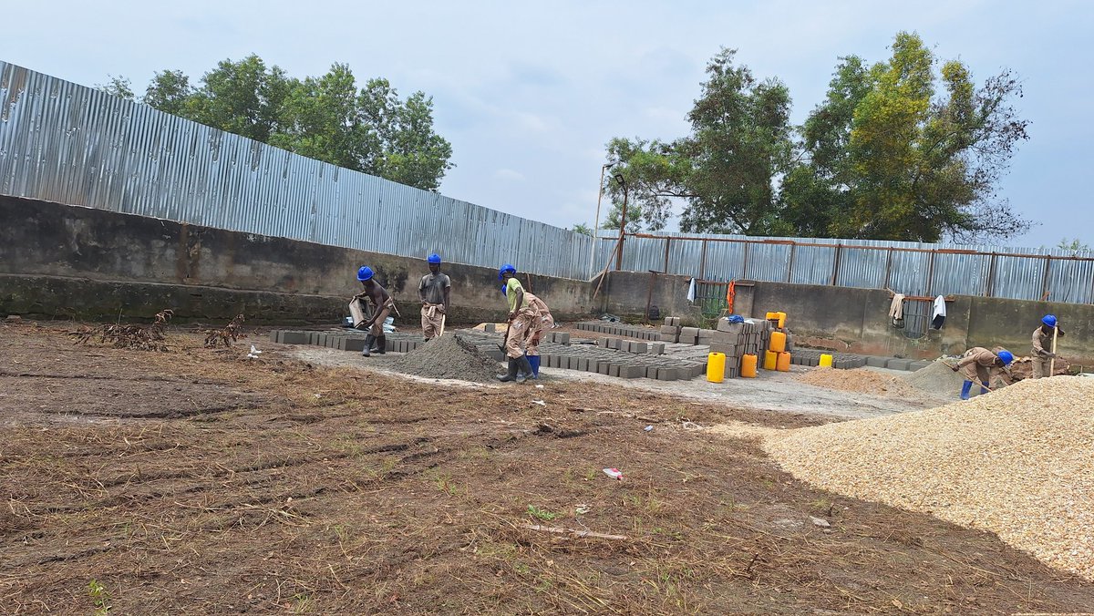 FrivaoRDC's tweet photo. Début effectif des travaux de construction du #Mémorial des victimes de la guerre de six jours à #Kisangani. Ces travaux sont exécutés par la société #ABCgroup et vont durer six mois. Main-d'œuvre : victimes des guerres. @SE_ROSEMUTOMBO @pascal_mulegwa @actualitecd @DenisMukwege https://t.co/HHuFZ4qxnJ