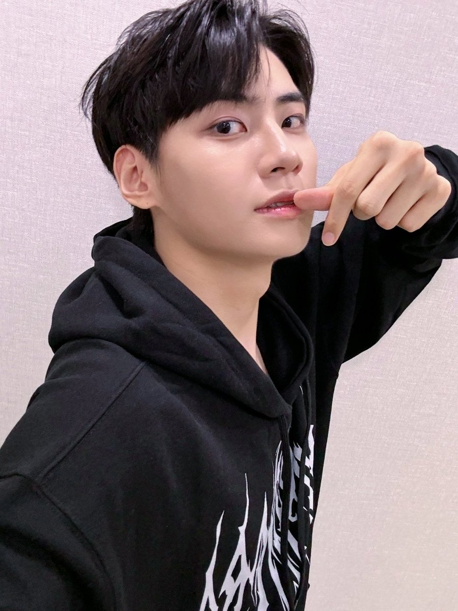LJH_official's tweet photo. [📸]

240615 '팬사인회' 완료♡
단장님이 있어 특별한 토요일✨️

#이진혁 #LEEJINHYUK
#RELAX #NEW_QUEST_JUNGLE https://t.co/LR58y1Lxi7