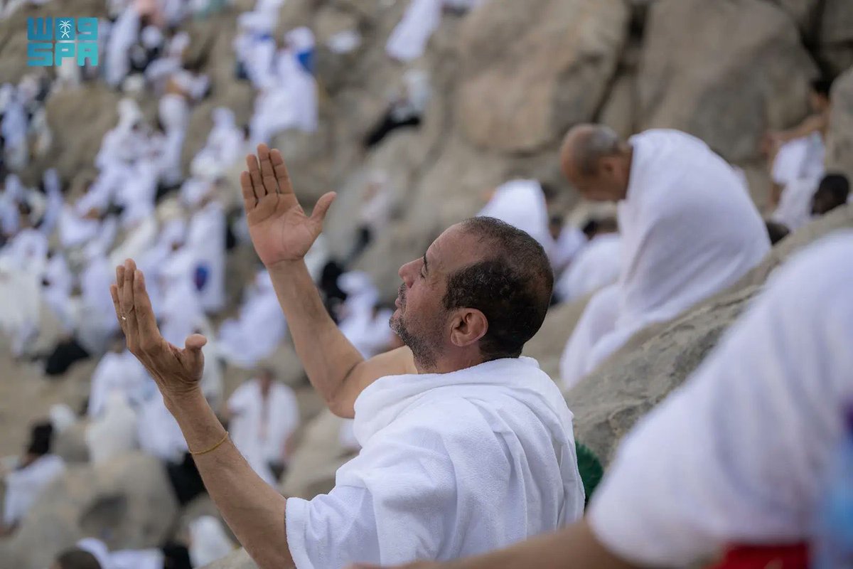 insharifain's tweet photo. Journey of a lifetime!

Hujjaj pour their hearts to their Lord in Arafat

#Hajj https://t.co/d7M6Tc2DHC
