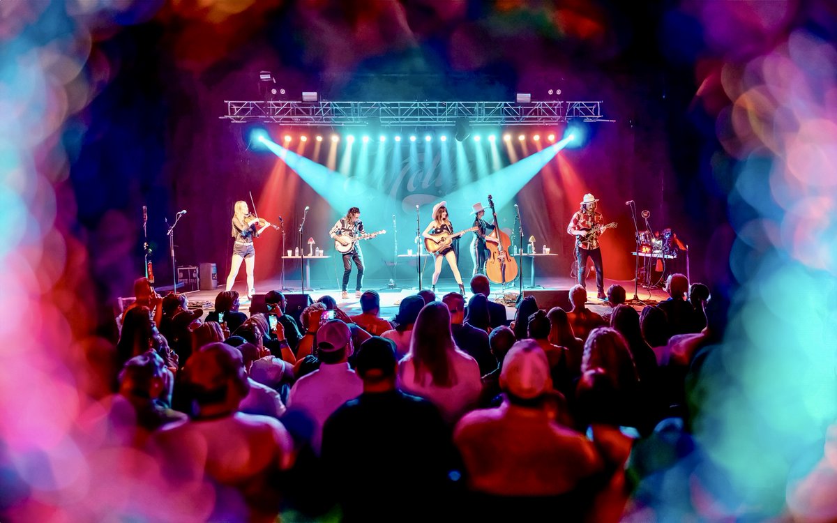 🎸 15-minute warning! Get ready for an incredible performance by Molly Tuttle &amp; Golden Highway at 9:00 PM on the KCBX Stage. You won't want to miss this electrifying show. Gather your friends and find your spot – it's going to be amazing! 🎶✨
#LiveOakMusicFest #KCBX #MollyTuttle