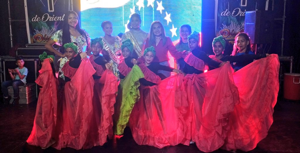 acosta_alcaldia's tweet photo. #14Jun| La primera dama Beatriz Acuña acompañó a la coordinadora de cultura, Lcda. Glorymar Duerto, en la jornada cultural, donde grupos de danzas y cantantes destacaron en tarima enalteciendo el gentilicio acostense. https://t.co/GHZZTCEKNQ