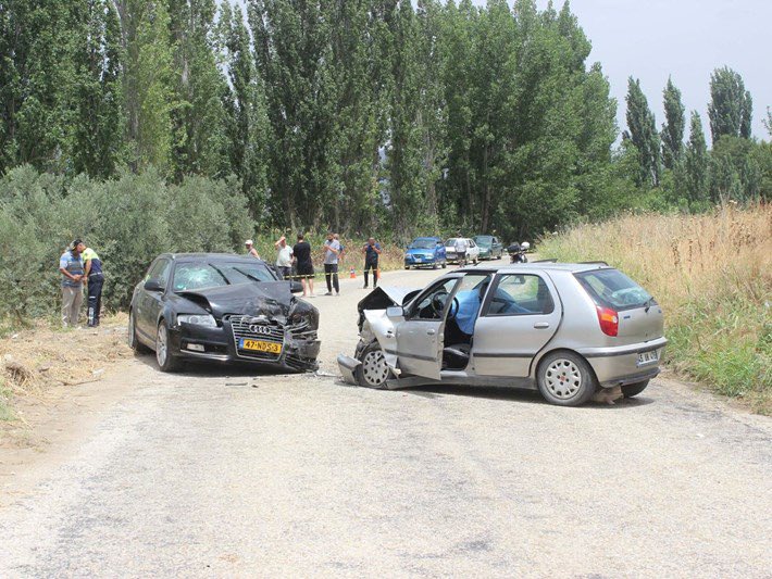 turgutyuksekdag's tweet photo. Audi ile Fiat Palio’nun kafa kafaya çarpışmasında Hollanda plakalı Audi’deki 2 kişi hayatını kaybetmiş 😕

▪️“Hep bölünmüş yolda otomobil kullanalar gidiş gelişli yollarda acemi olurlar, sollama yapmayı bilmezler, kaza riski yüksek, dikkat!” demiştim dünkü NTV yayında.

▪️Ve bilmem kaçıncı kere “emniyet kemeri, arka koltukta emniyet kemeri” dedim dün yine.

Şu kazada 2 kişinin (araçta yolcu olarak bulunan) hayatını kaybetmiş olması ne kadar anlamsız. Hiçbir şey olmadan çıkarlardı emniyet kemerleri takılı olsaydı.