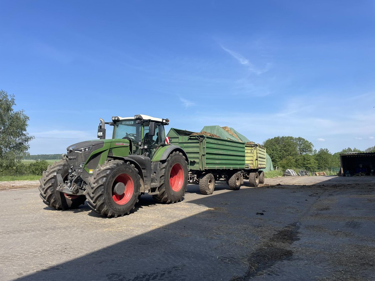 profiMagazin's tweet photo. Dung fahren mit einem #Fendt 939 und zwei #Conow HW80 V9. https://t.co/0gFtVWh3Mt