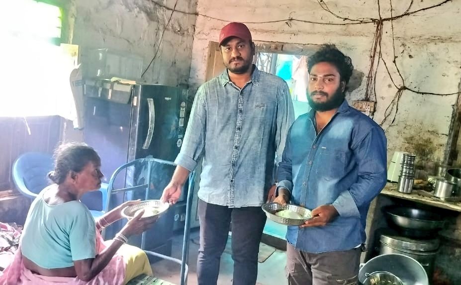 bobby_yedida's tweet photo. అఖిల భారత చిరంజీవి యువత వ్యవస్థాపక అధ్యక్షులు శ్రీ రావణం స్వామి నాయుడు గారి జన్మదిన శుభ సందర్భంగా 

👉🏻 ఈరోజు రాజమండ్రి నామవరం వృద్ధ ఆశ్రమంలో ఆల్ఫాహార వితరణ కార్యక్రమం నిర్వహించడం జరిగింది. ఈ కార్యక్రమంలో విభూది శంకర్, ప్రసాద్ తదితరులు పాల్గొన్నారు.

ఏడిద బాబీ 🙏 https://t.co/wat1BMCGYQ