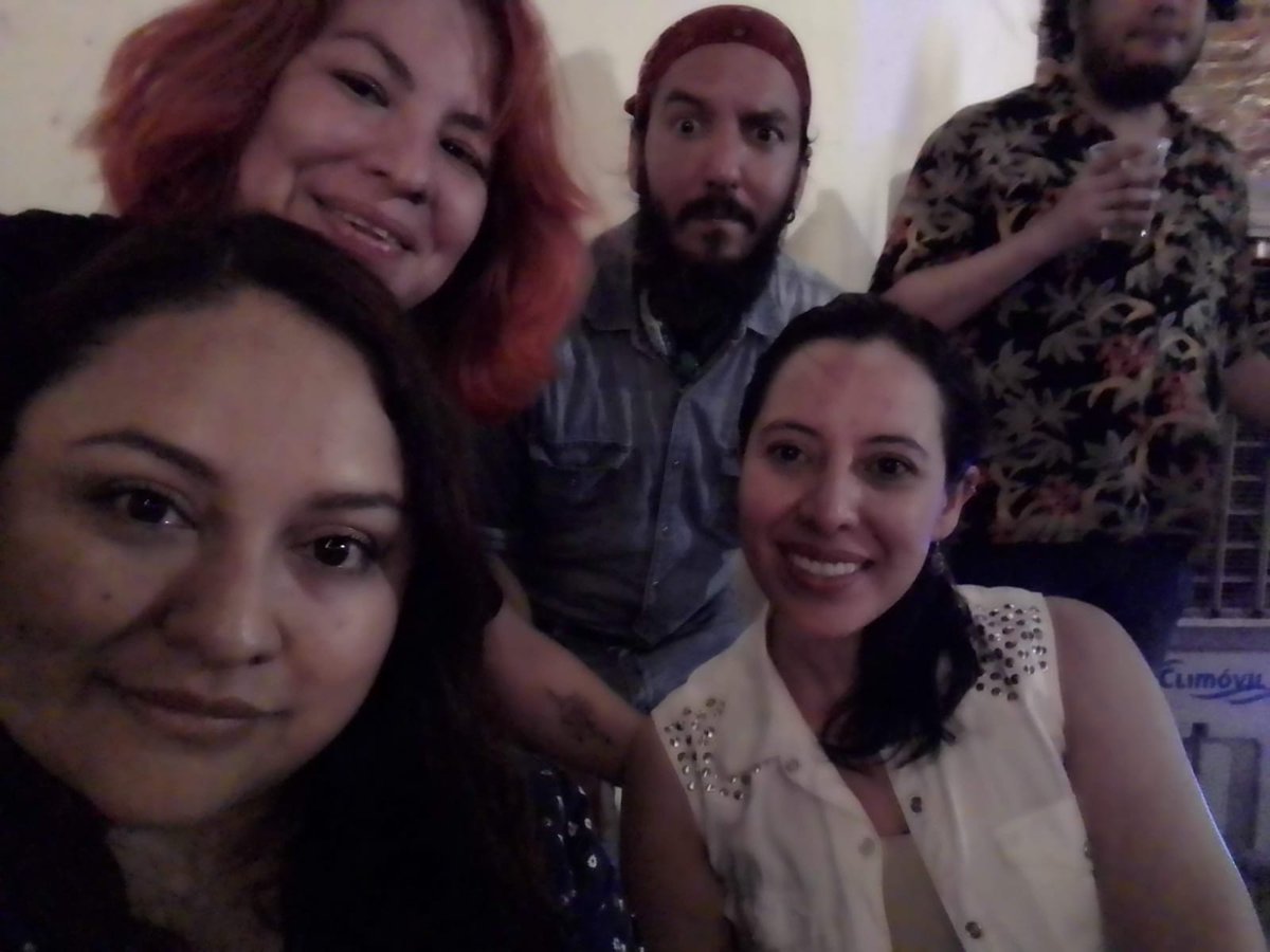 gorgonconeko's tweet photo. #ECDQEMSD en la carnitaaaaaa❤️ con pura gente chula @Amiga_Veneno @ProfDistopias @latortuviajera https://t.co/yvj3w3Shrp