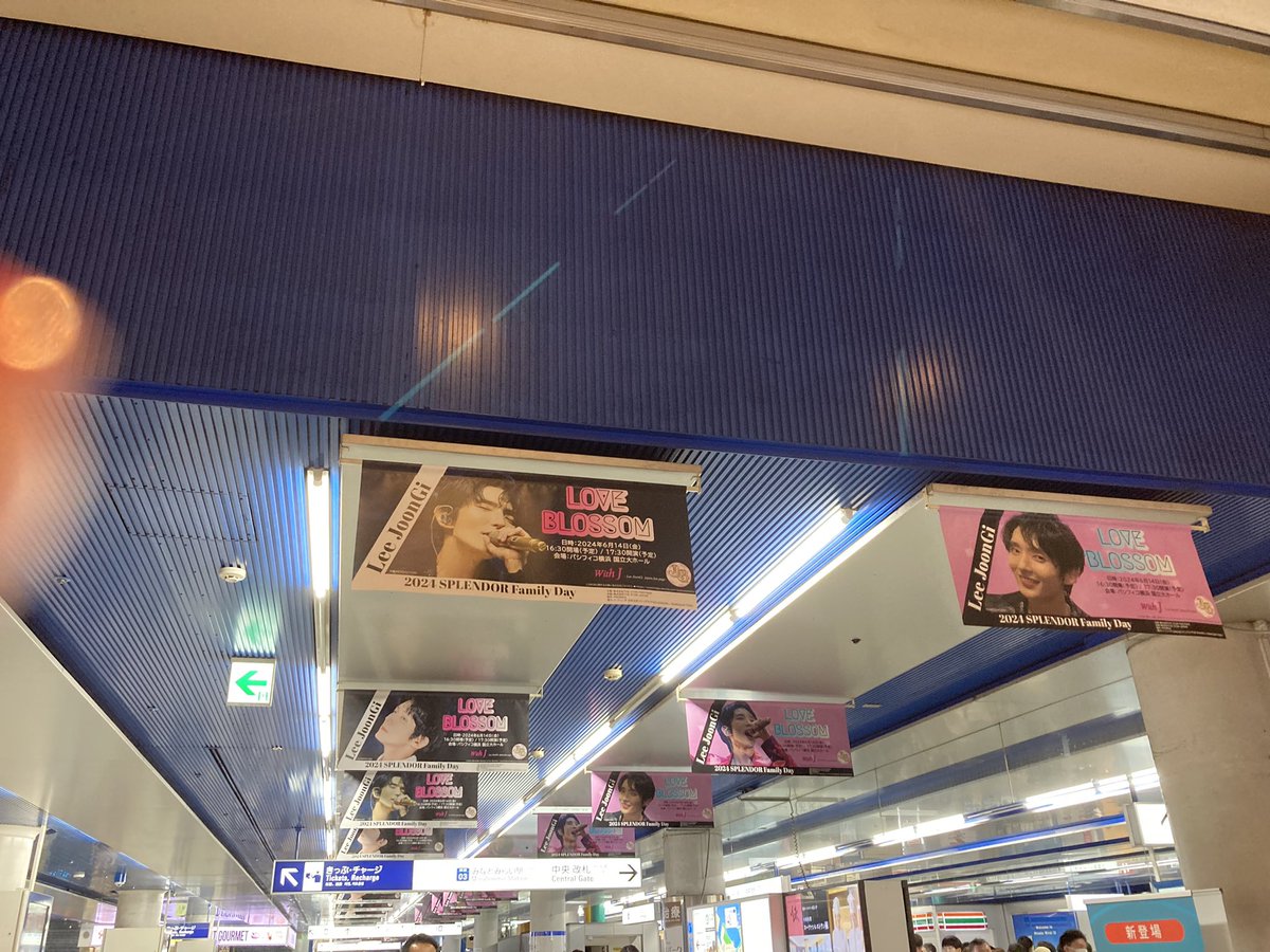 BunnypawJ's tweet photo. みなとみらい駅の #WithJ さんの広告を見て今回の横浜詣は終わり。今回初めて日帰りにせず泊まりにして正解だった！

So I’ve completed my last mission in Yokohama: viewing the JG ads at Minatomirai Station. This is the first time I stayed overnight after a Splendor FM and I’m glad I did https://t.co/APqFZMNo6I