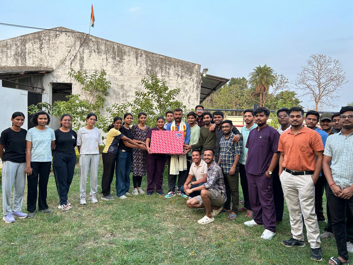 Vetrewa's tweet photo. 3MP R&amp;V NCC Rewa unit के राइडिंग इंस्ट्रक्टर हवलदार धनजी सिंह सर को स्टूडेंट्स द्वारा विदाई समारोह दिया गया।
धनजी सर द्वारा rewa unit में  2 वर्ष का कार्यकाल पूरा कर नई पोस्टिंग ऑफिसर ट्रेनिंग अकादमी (OTA) गया(बिहार) में हुई है।
@HQ_DG_NCC
@icarindia https://t.co/OXtzamxM9o