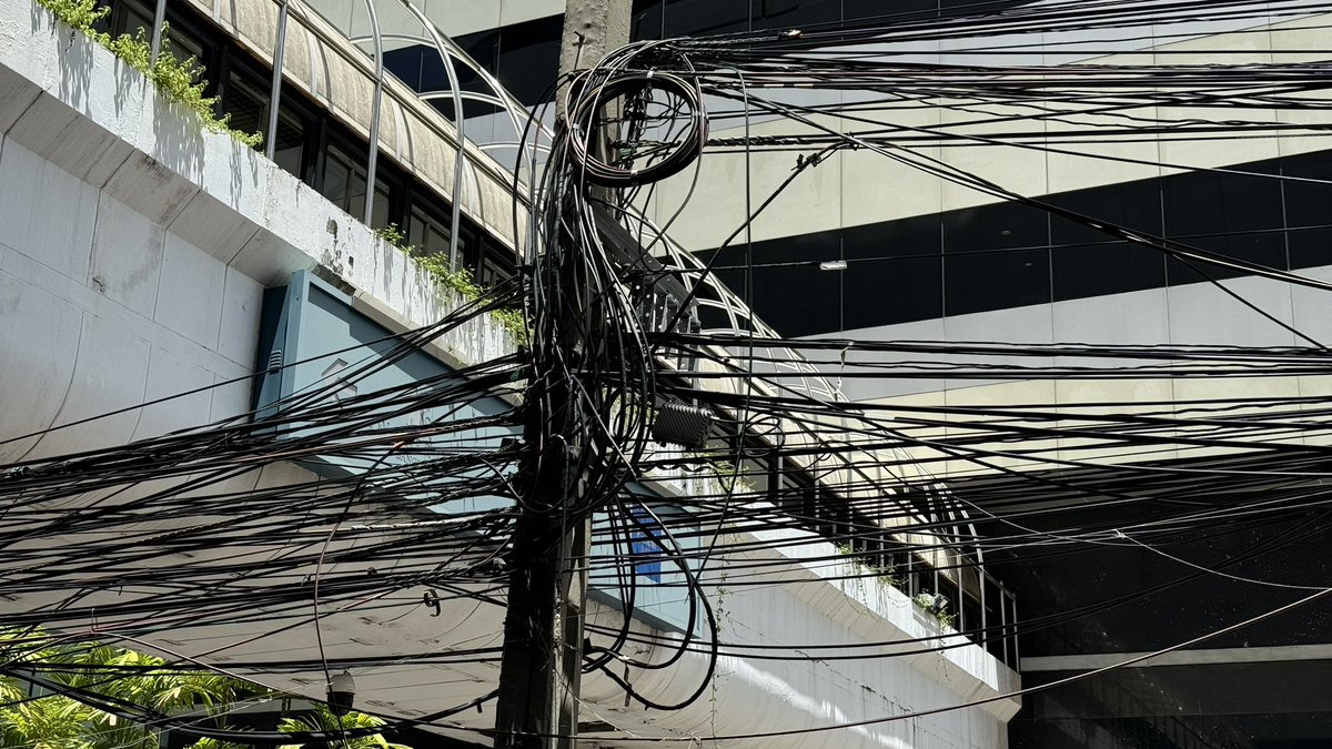 اجازة العيد في تايلاند. اول مرة اشوف مدينة تقوم بتركيب شبكة الاتصالات بكابلات هوائية بالطريقة دي. المنظر ده امام فندق JW Marriott. يعني منطقة تعتبر راقية جدا.