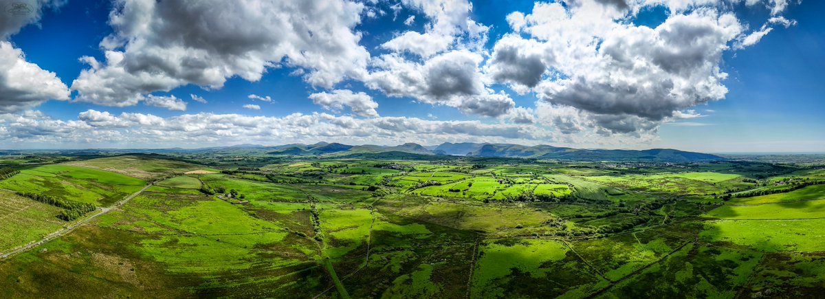 CumbriaSkyscape's tweet photo. Fields and Clouds
"I can see my house from here" ๐
#photography #aerialphotography #dronephotography #landscapephotography #thelakedistrict #farmland #landscape #fields #photographer #panoramic #panoramicphotography @PanoPhotos https://t.co/1mJS9lqxIp