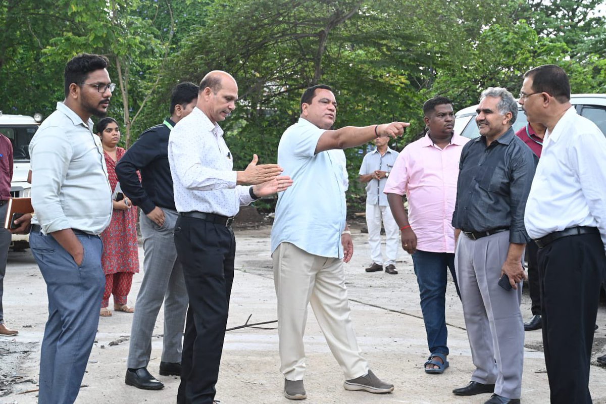 MauvinGodinho's tweet image. Conducted an inspection to discuss the shifting of the Interstate #BusTerminal, which had been temporarily relocated near the #KTC bus stand in #Panjim. Various aspects pertaining to the bus terminal, including traffic management and public utility services, were discussed.…