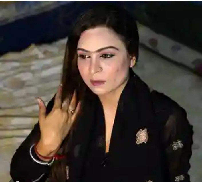 Kashi2211's tweet photo. سعادت حسن منٹو لکھتے ہیں کہ میں شدید گرمی کے مہینے میں ھیرا منڈی چلا گیا.
جس گھر میں گیا تھا وھاں کی نائیکہ 2 عدد ونڈو ائیر کنڈیشنڈ چلا کر اپنے اوپر رضائی اوڑھ کر سردی سے کپکپا رھی تھی.
میں نے کہا کہ میڈم دو A/C چل رھے ھیں آپ کو سردی بھی لگ رھی ھے آپ ایک بند کر دیں تا کہ آپ کا بل بھی کم آئے گا تو وہ مسکرا کر بولی کہ، "اساں کیہڑا اے بل اپنی جیب وچوں دینا اے".
منٹو کہتے کہ کافی سال گزر گئے اور مجھے گوجرانوالہ اسسٹنٹ کمشنر کے پاس کسی کام کے لیے جانا پڑ گیا. شدید گرمی کا موسم تھا، 
صاحب جی شدید گرمی میں بھی پینٹ کوٹ پہنے بیٹھے ھوئے تھے اور 2 ونڈو ائیر کنڈیشنر فل آب و تاب کے ساتھ چل رھے تھے اور صاحب کو سردی بھی محسوس ھو رھی تھی.
میں نے کہا کہ جناب ایک A/C بند کر دیں تا کہ بل کم آئے گا تو صاحب بہادر بولے،
"اساں کیہڑا اے بل اپنی جیب وچوں دینا اے".
منٹو کہتا کہ میرا ذھن فوراً اسی  محلہ کی نائیکہ کی طرف چلا گیا کہ دونوں کے مکالمے اور سوچ ایک ھی جیسی تھی، تب میں پورا معاملہ سمجھ گیا۔یعنی اس ملک کے تمام ادارے ایسی ہی نائیکہ سوچ رکھنے والے افراد کے ہاتھوں میں ہیں۔۔۔۔۔!!#PakistanCricket