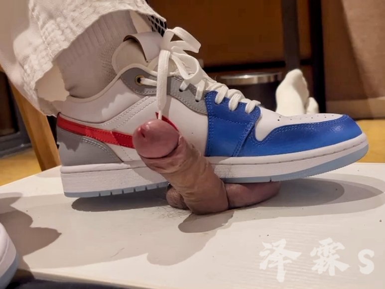 #踩踏 #鞋印 
公布答案：AJ1 Philippines👟<a href="/ballbusting520/">bb铁蛋</a>