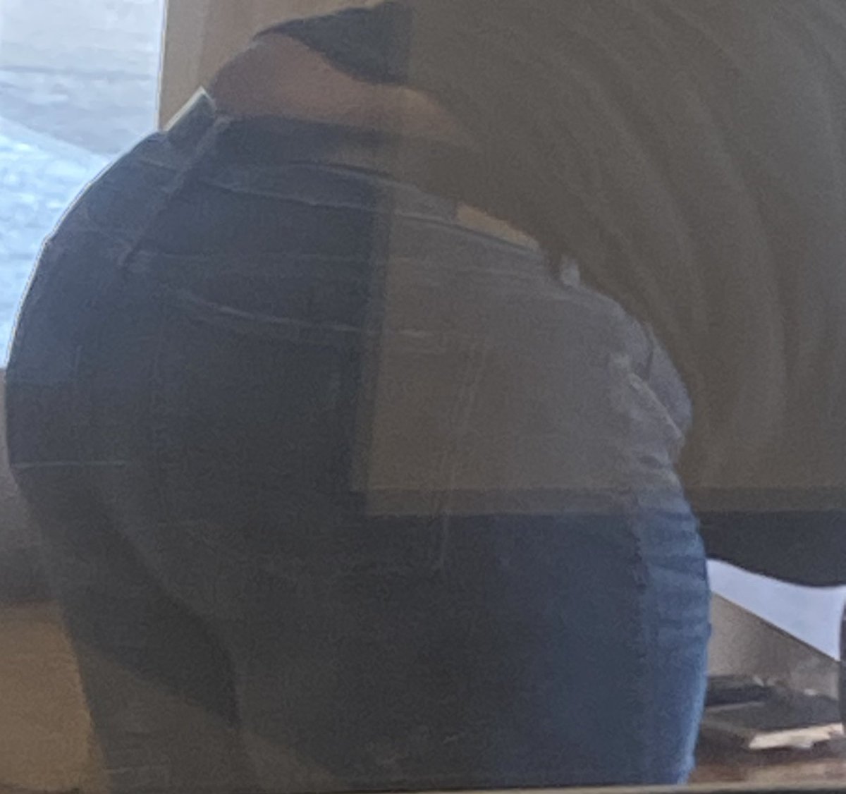 PublicBooties's tweet photo. Milf booty in sum jeans #jeanbooty #milf #booty #ass https://t.co/hGa4lQmTgW