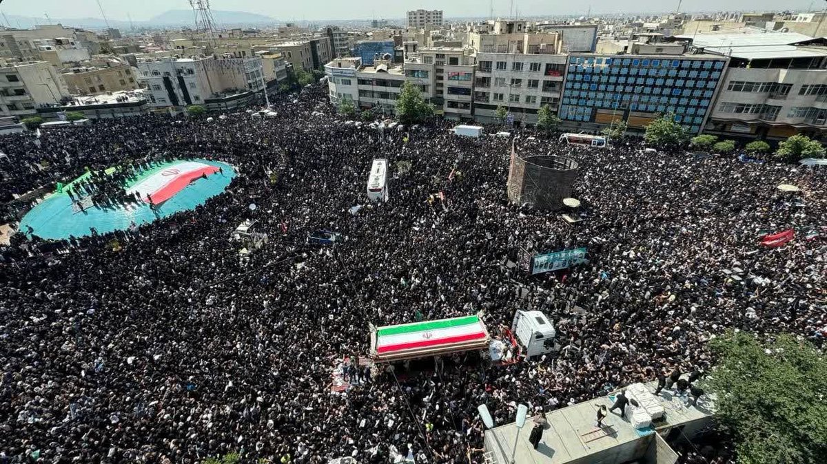 m_zohour_313's tweet photo. رئیس جمهوری انتخاب کنیم که #مثل_رئیسی هنگام رفتنش، دریا دریا انسانی که طعم واقعی خدمت را چشیده اند، بدرقه‌اش کنند...

#کارگزار_انقلابی
#انتخابات https://t.co/hFgAXVSir2