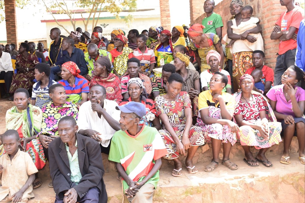 PButanyerera's tweet photo. Muri zone na Komine #Gitobe, Buramatari w'intara yasanze abenegihugu bo muri iyo zone bahanzwe ahanini n'ibibazo bifatiye ku ndyane z'amatongo n'amarozi. Indongozi zaho zikaba zisaba ko boronswa connexion internet no kubandanya hakorwa ibikorwa vy'ibarabara ribahuza na #Vumbi. https://t.co/fZtA6gJEYd