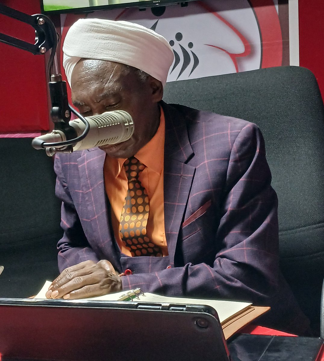 Oya karamu na ibuku tuingìre kìrathi tùthome na tùtarwo ni Mwalimu MC Zachary Wandaro .
#hagariasaturdayedition #InooroFm