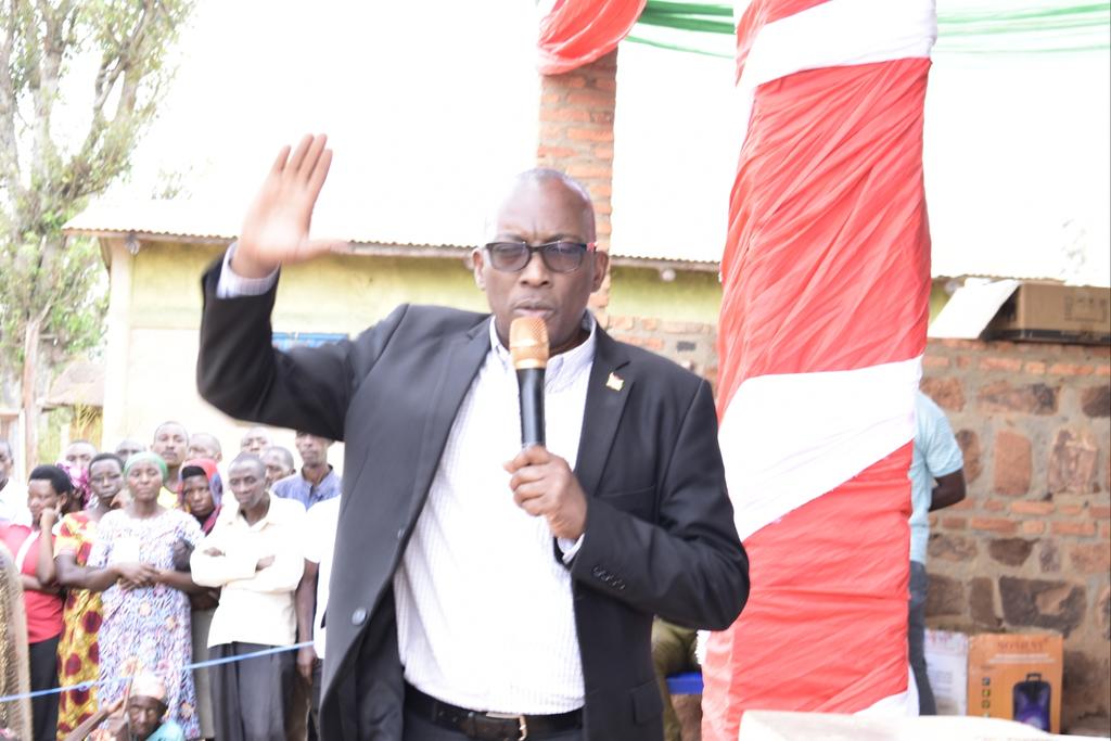 PButanyerera's tweet photo. Muri zone na Komine #Gitobe, Buramatari w'intara yasanze abenegihugu bo muri iyo zone bahanzwe ahanini n'ibibazo bifatiye ku ndyane z'amatongo n'amarozi. Indongozi zaho zikaba zisaba ko boronswa connexion internet no kubandanya hakorwa ibikorwa vy'ibarabara ribahuza na #Vumbi. https://t.co/fZtA6gJEYd