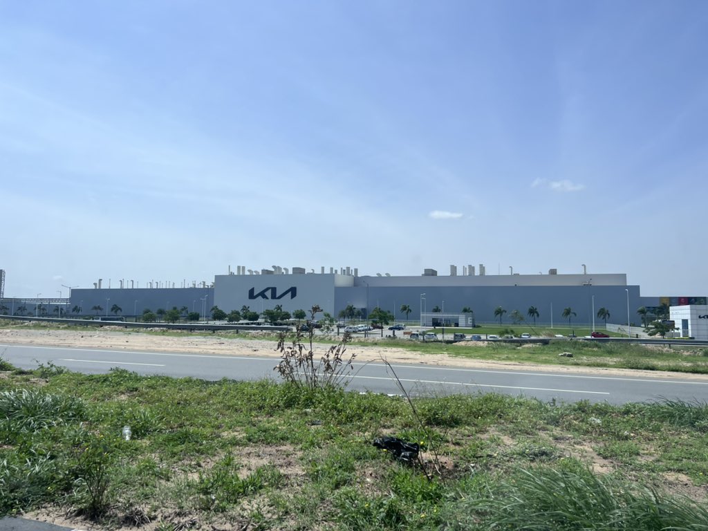 MadAboutStocks_'s tweet image. I am doing a RAOD TRIP from BLR to HYD today . 

I see a KOREAN SUPERMARKET in #PENUKONDA, a small town some 2.5hrs away from BLR . I was confused, and kept asking WHY ?

Then I saw this 👇🏻, I had my ANSWER 😃

#ConnecttheDots.